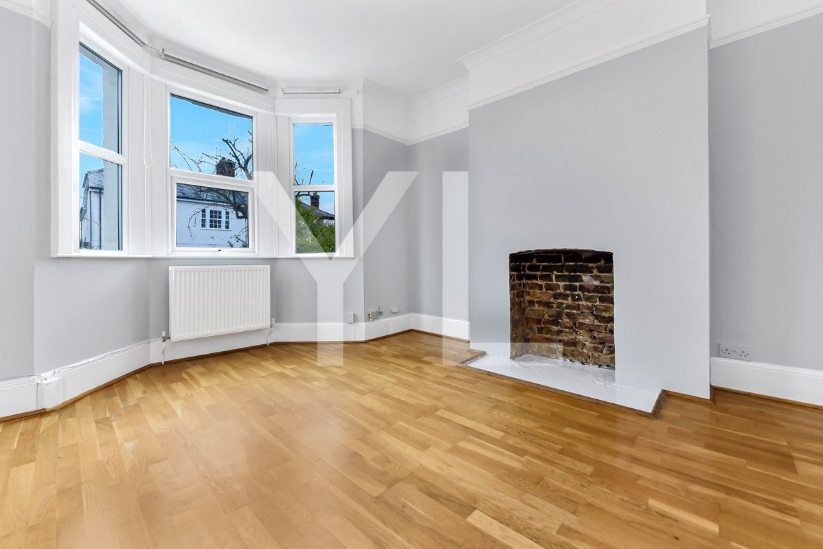 Flat Combedale Road in Greater London