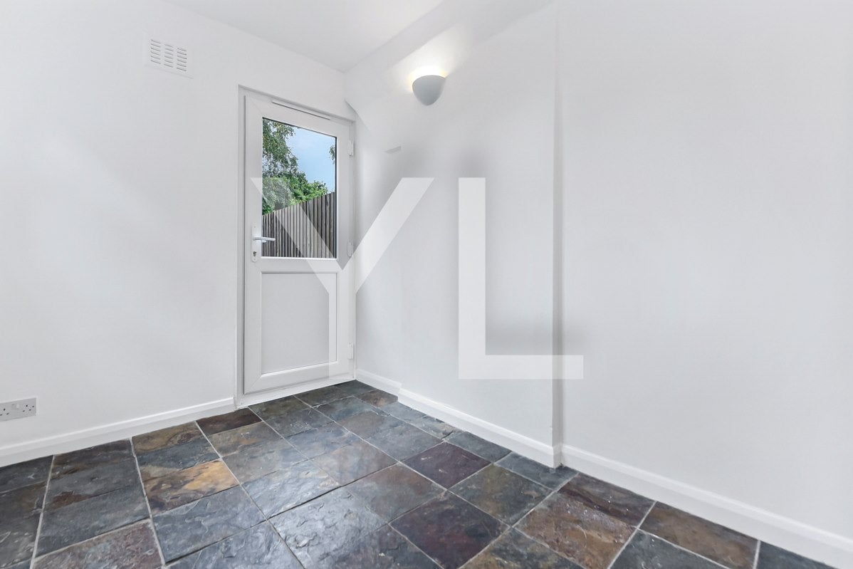 Flat Combedale Road in Greater London