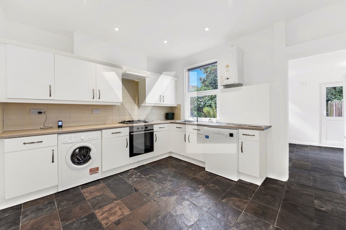 Flat Combedale Road in Greater London