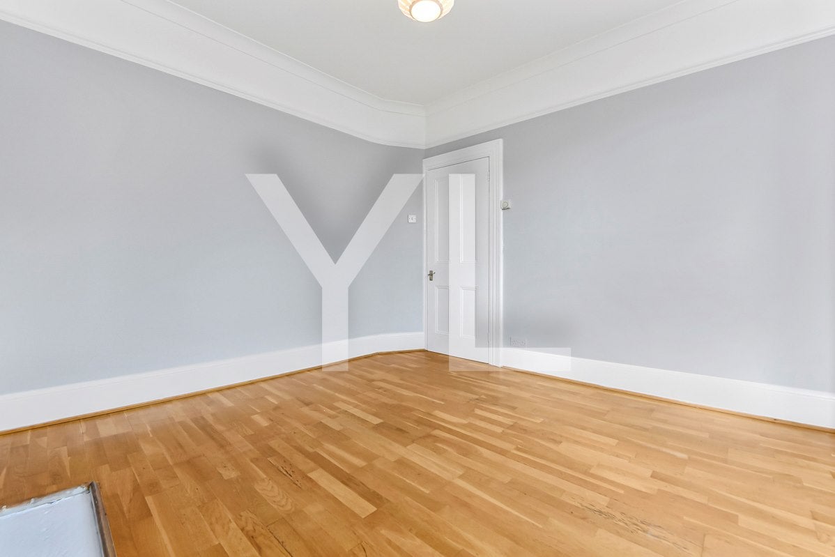 Flat Combedale Road in Greater London