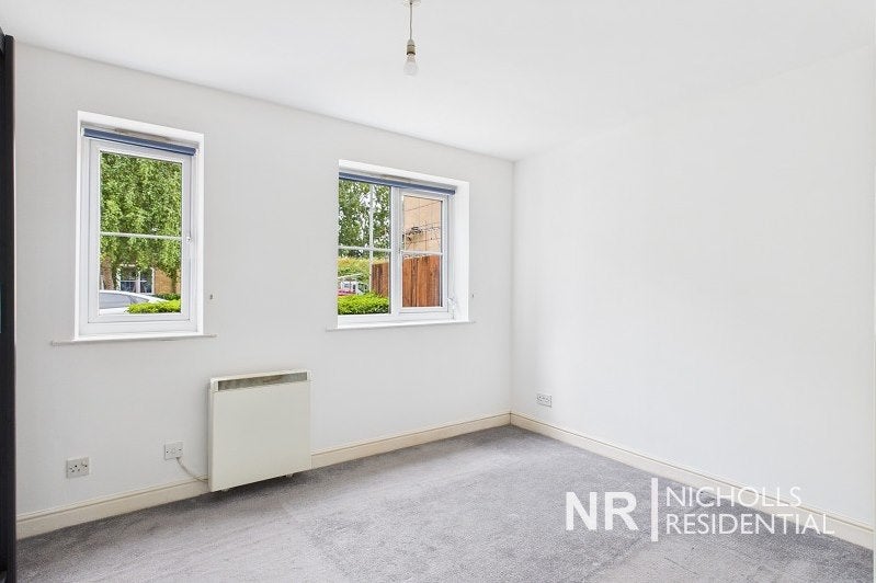 Flat Donald Woods Gardens in Greater London
