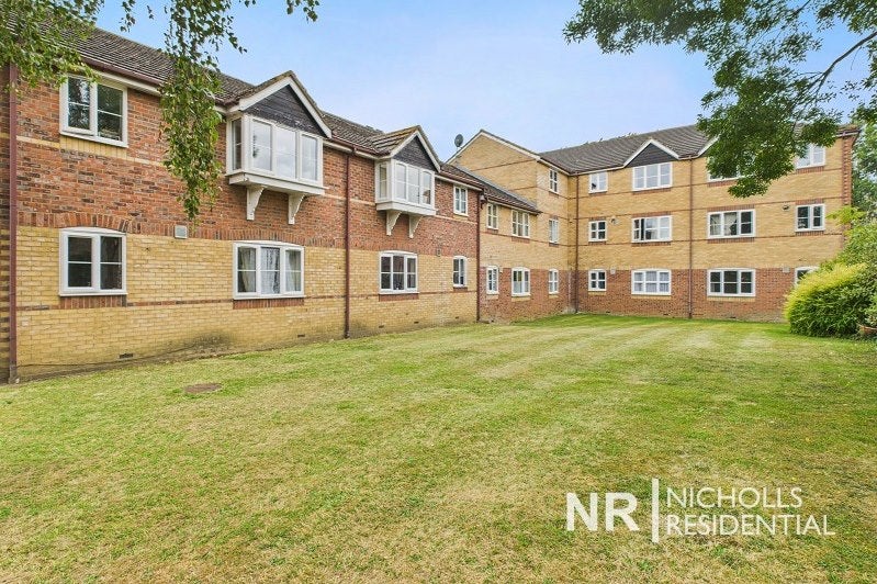 Flat Donald Woods Gardens in Greater London