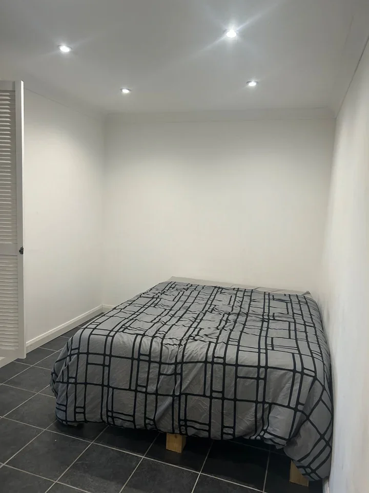 Room Robin Hood Close in Woking