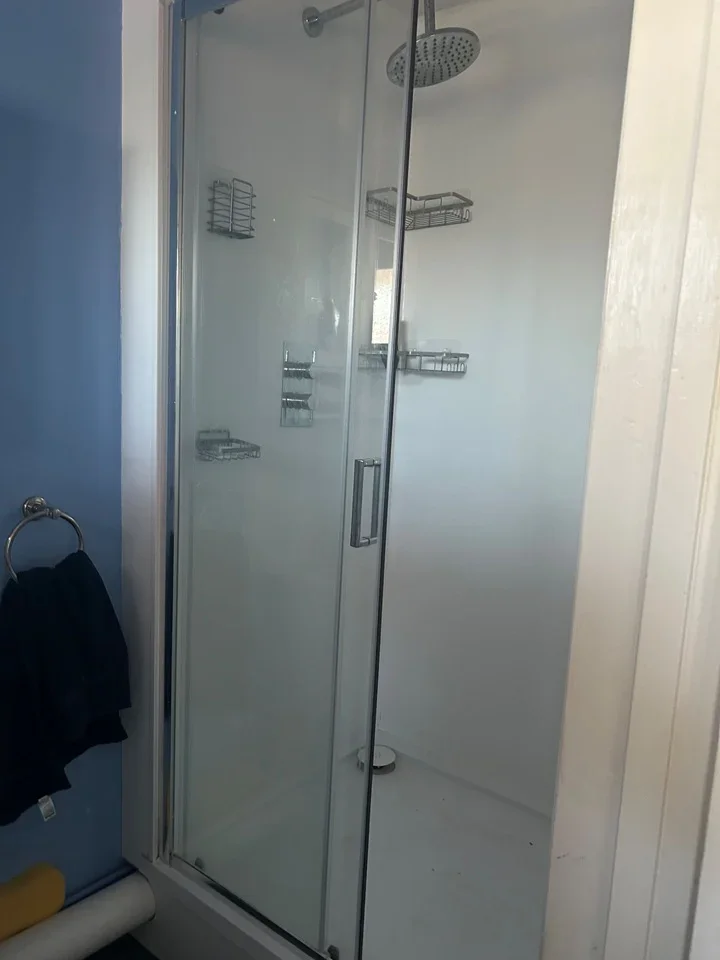 Room Robin Hood Close in Woking
