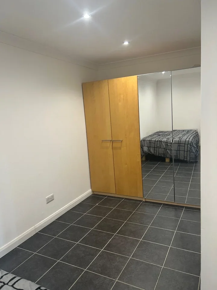 Room Robin Hood Close in Woking