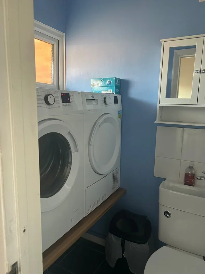 Room Robin Hood Close in Woking