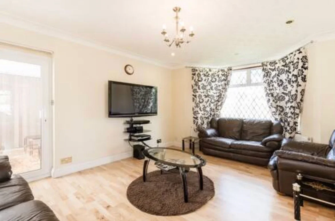 House Boyne Avenue in Greater London