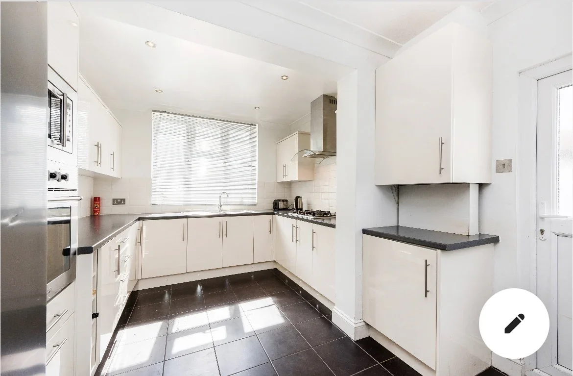 House Boyne Avenue in Greater London