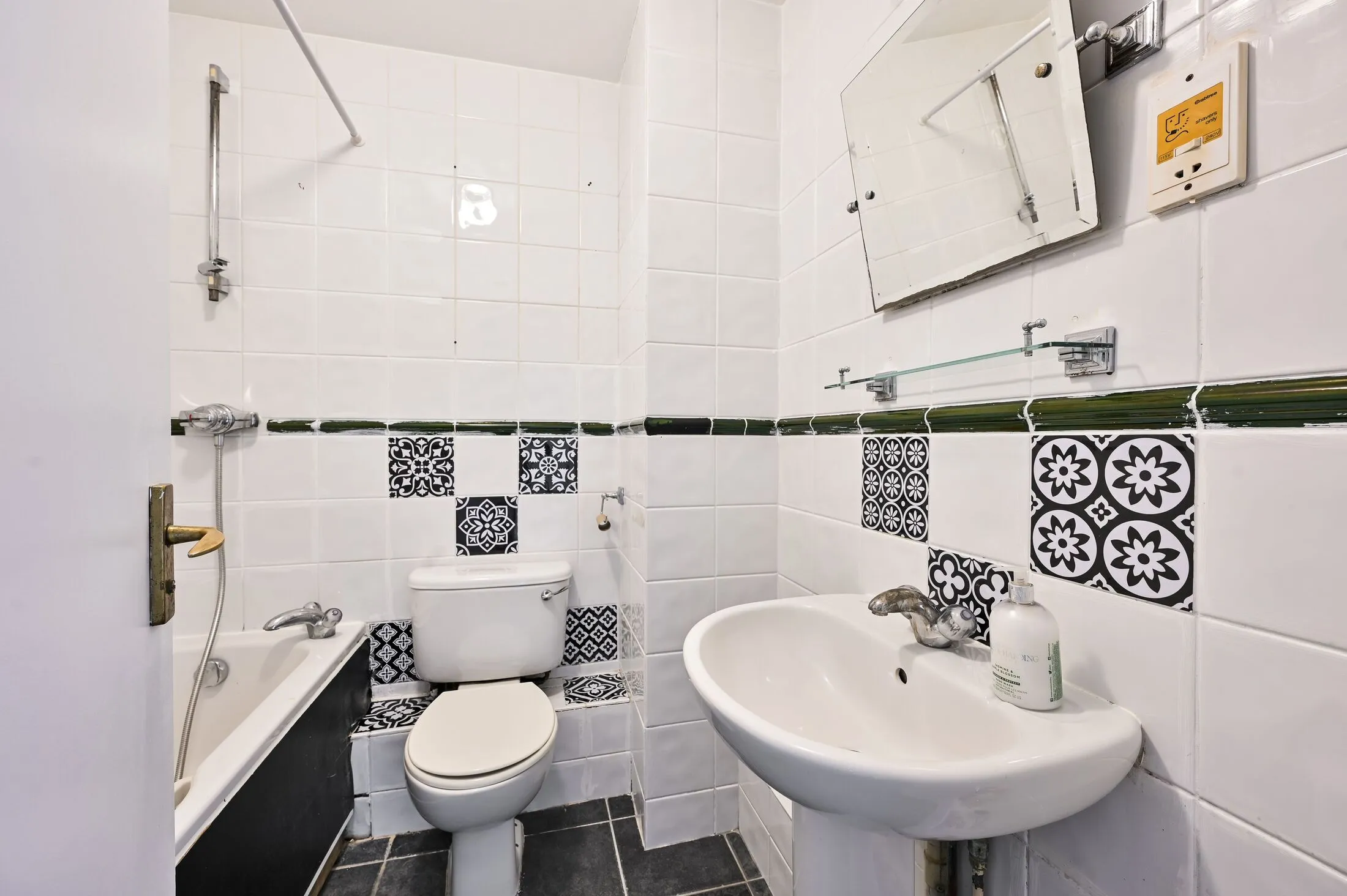 Flat Maltings Place in Greater London