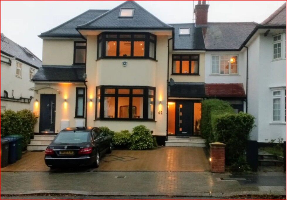 Flat Cranbourne Gardens in Greater London