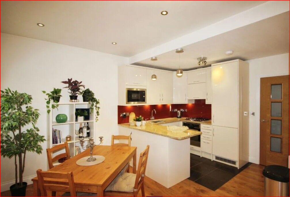 Flat Cranbourne Gardens in Greater London