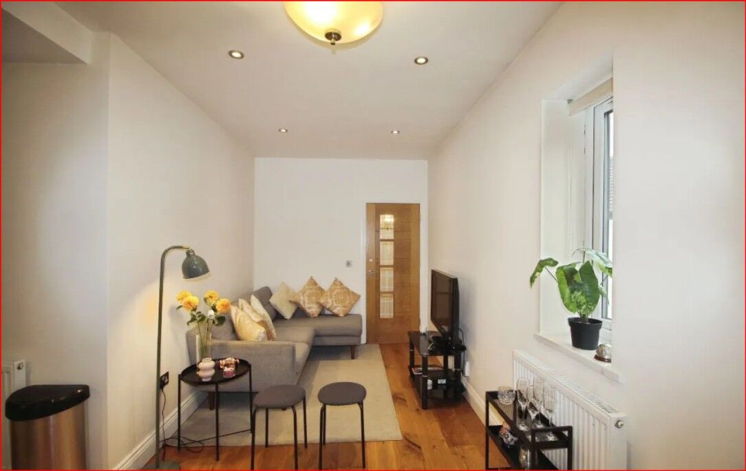 Flat Cranbourne Gardens in Greater London