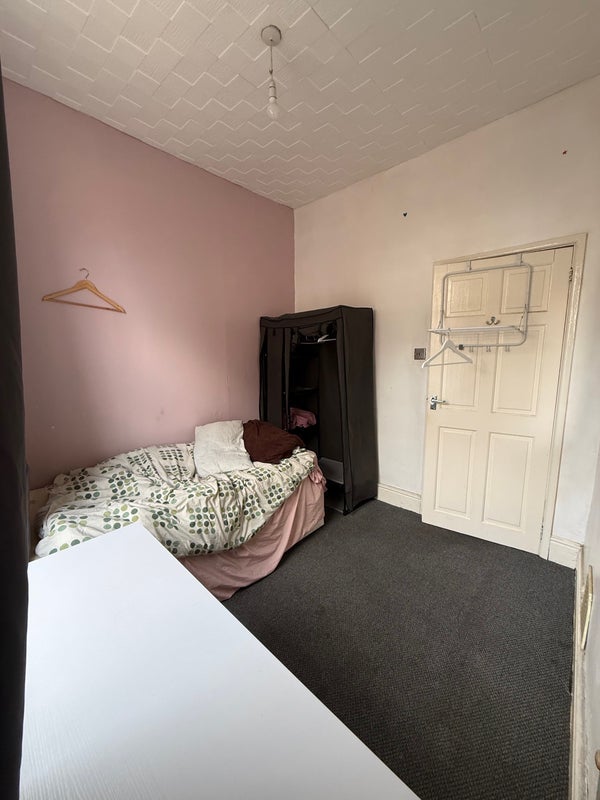 Room Huddersfield Road in Oldham