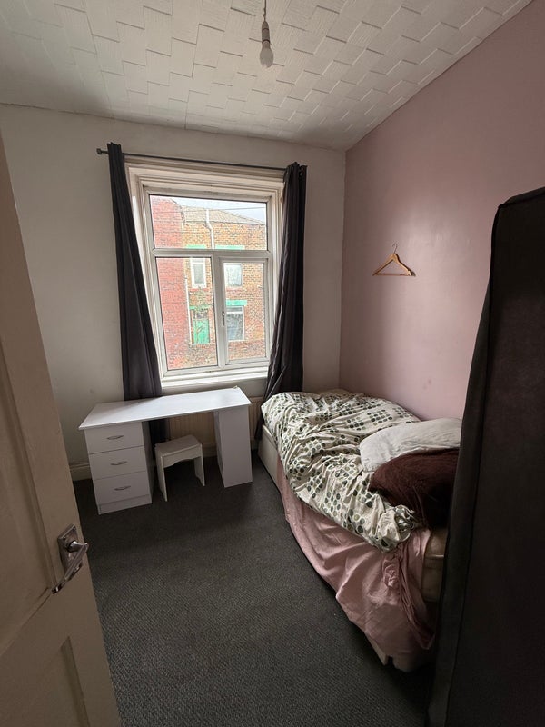 Room Huddersfield Road in Oldham