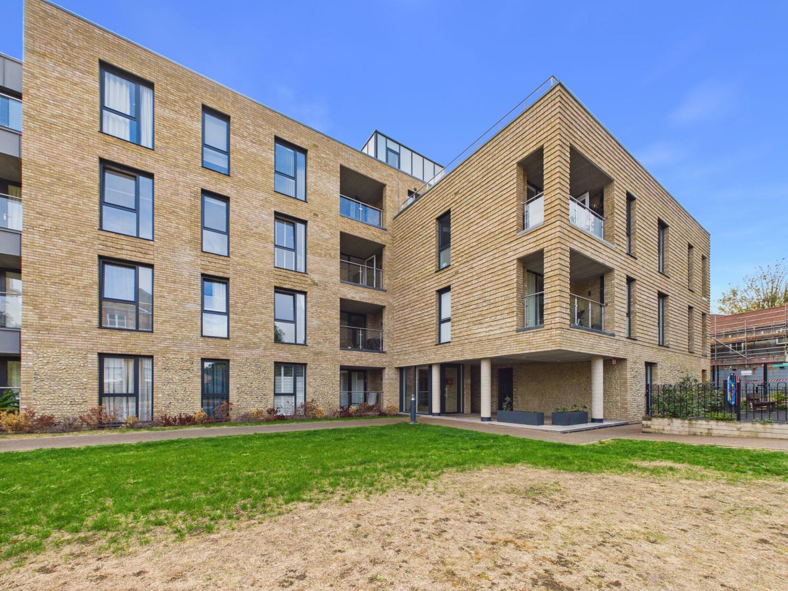 Flat Woodcote Grove in Epsom and Ewell