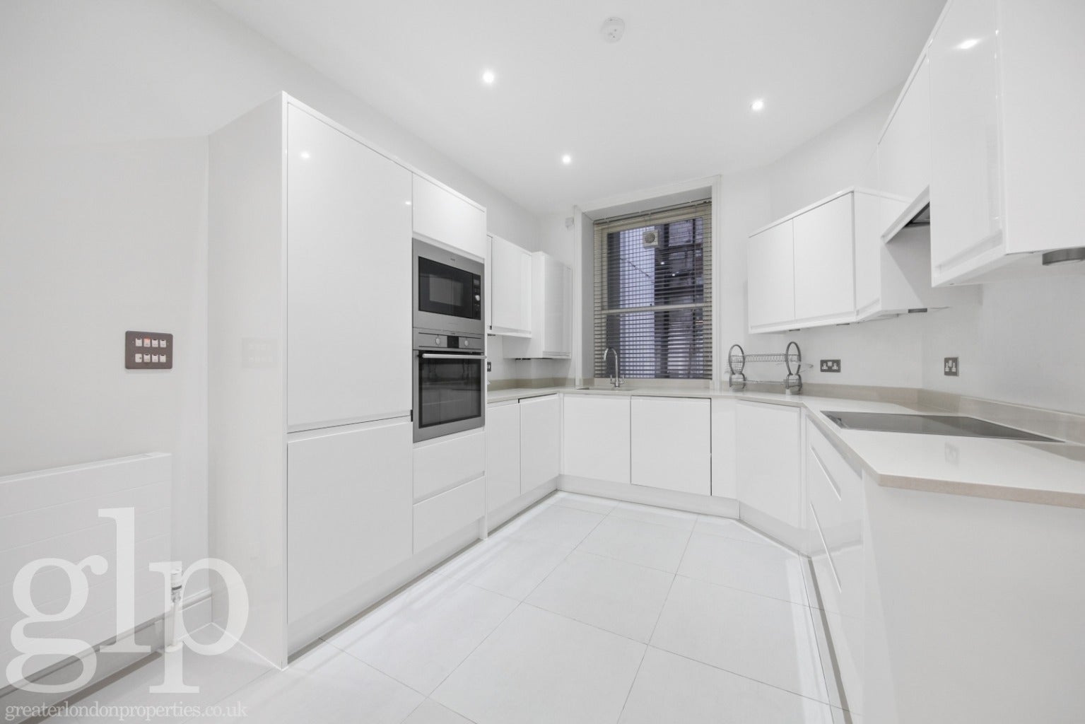 Flat Ridgmount Gardens in Greater London