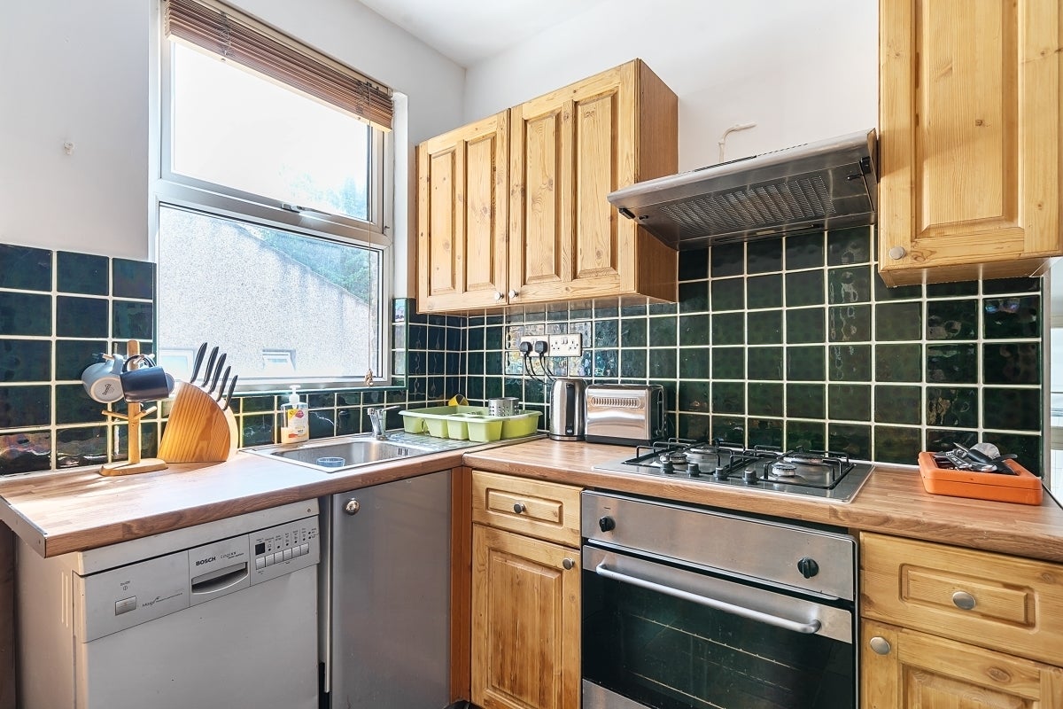 Flat Fairthorn Road in Greater London