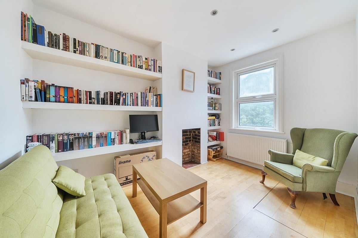 Flat Fairthorn Road in Greater London