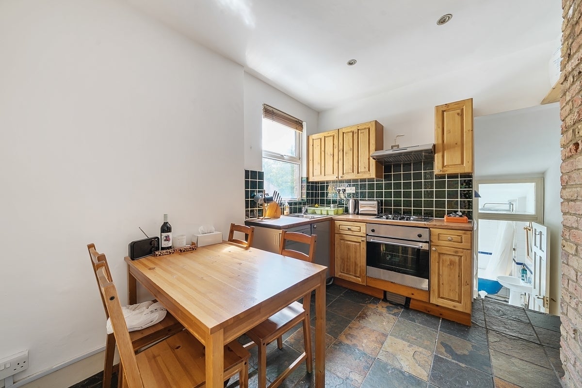 Flat Fairthorn Road in Greater London