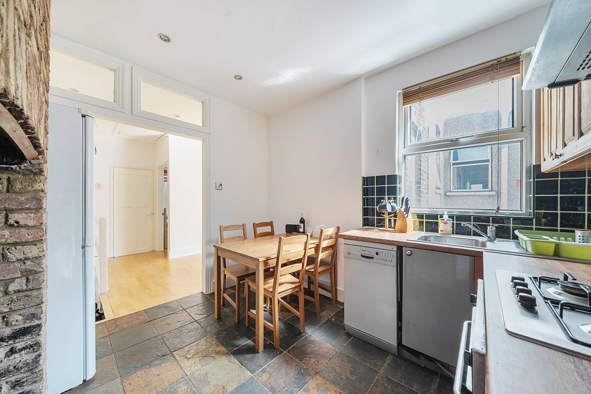 Flat Fairthorn Road in Greater London