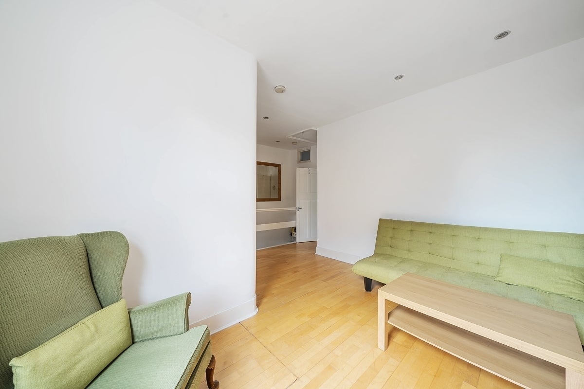 Flat Fairthorn Road in Greater London
