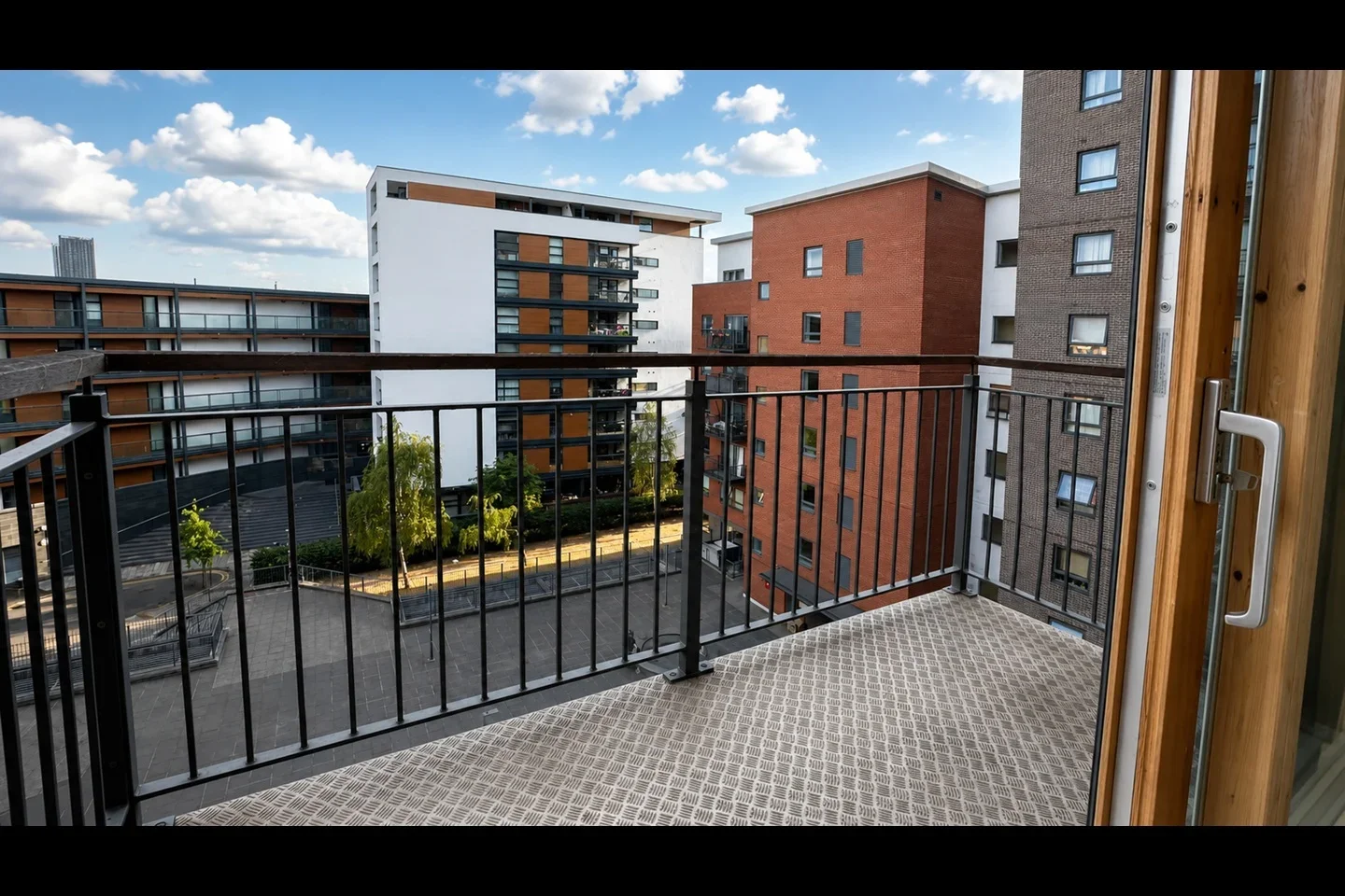 Flat Cam Road in Greater London