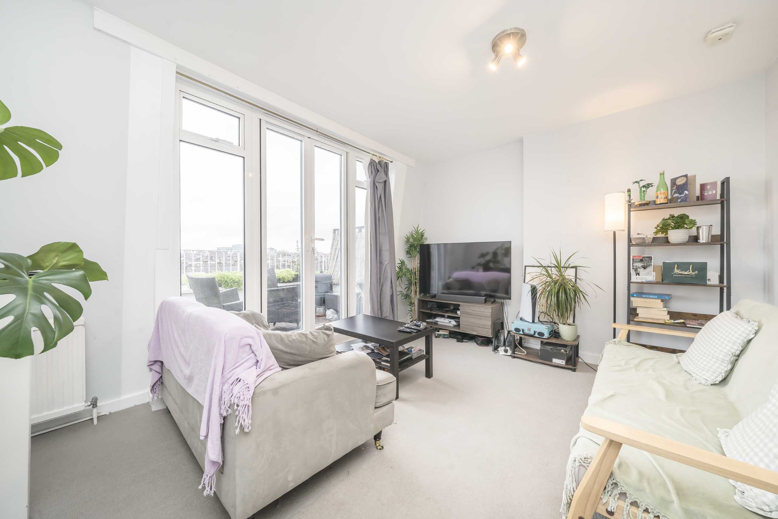 Flat Fielding Road in Greater London