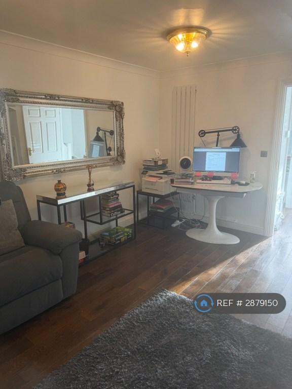 Room Lingfield Avenue in Dartford
