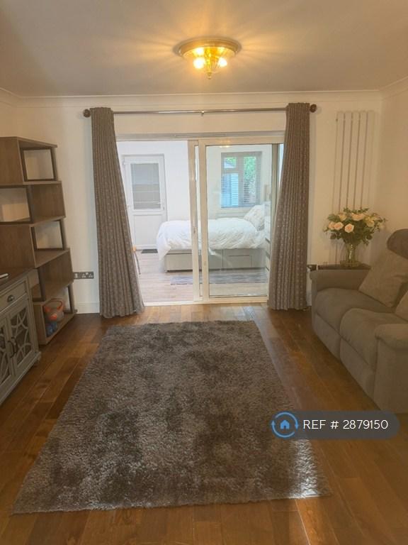 Room Lingfield Avenue in Dartford