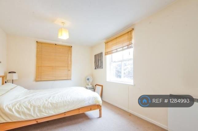 Room Lancelot Road in Bristol