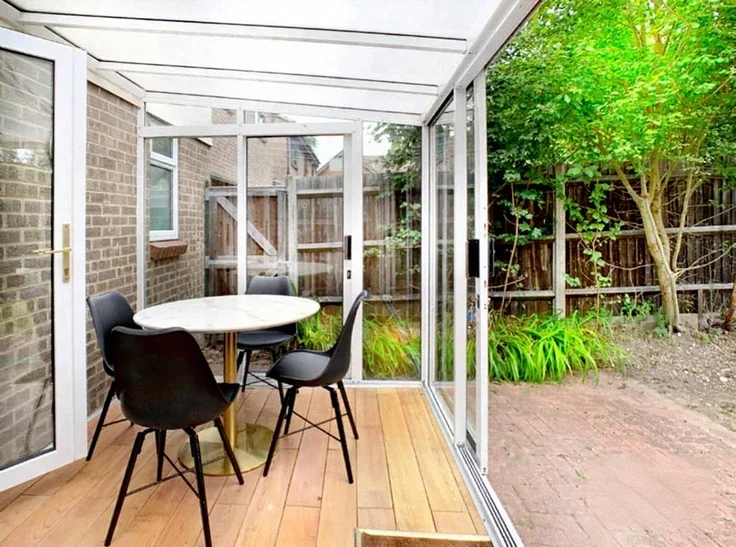 House Chisbury Close in Winkfield