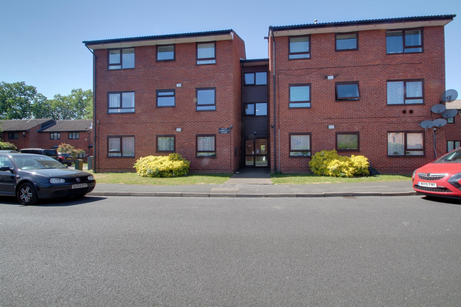 Flat Kimberley Close in Slough