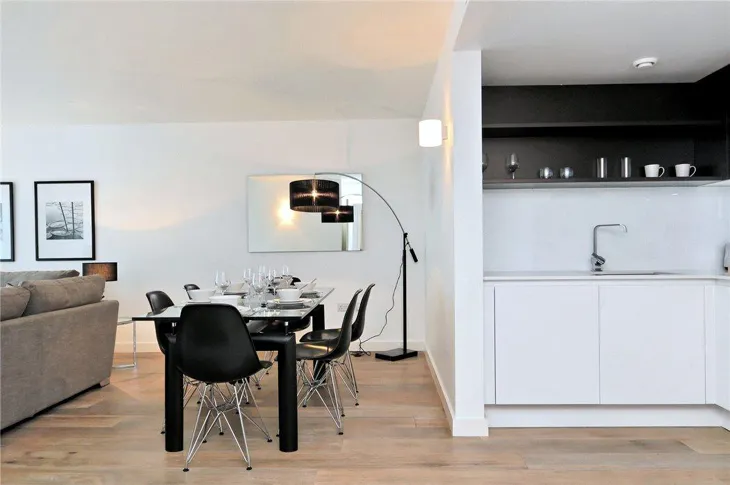 Flat Hortensia Road in Greater London