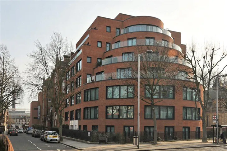 Flat Hortensia Road in Greater London