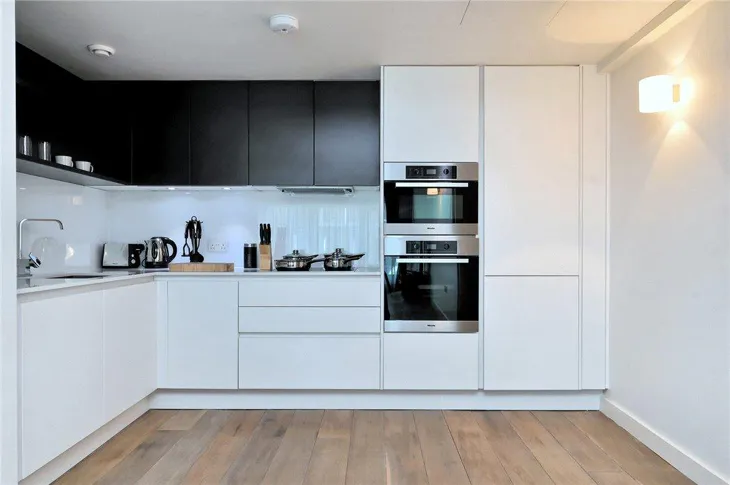 Flat Hortensia Road in Greater London