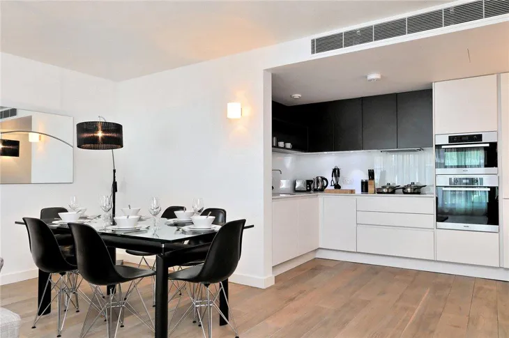 Flat Hortensia Road in Greater London