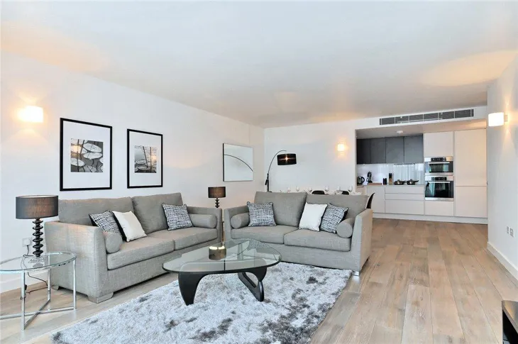 Flat Hortensia Road in Greater London
