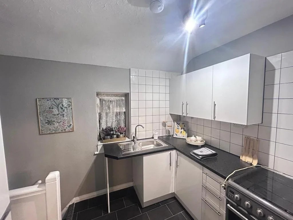 Flat Miller Road in Greater London