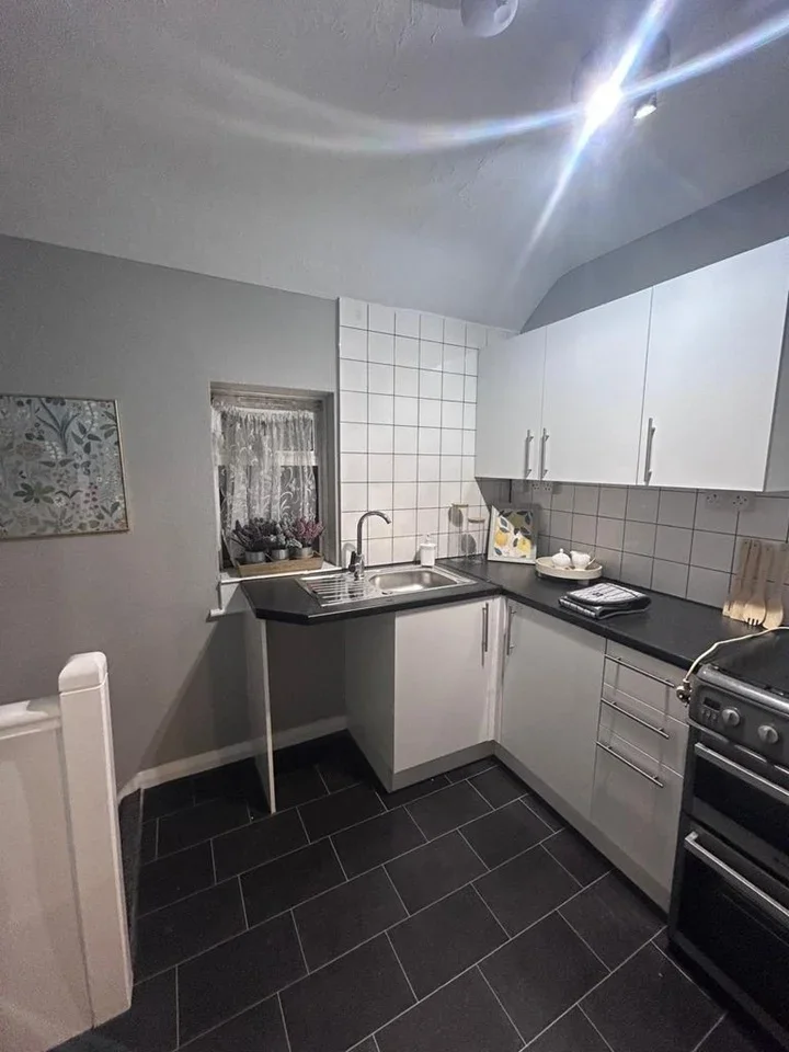 Flat Miller Road in Greater London