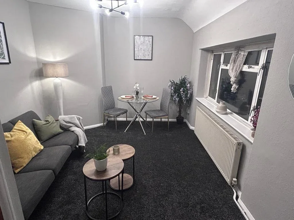 Flat Miller Road in Greater London