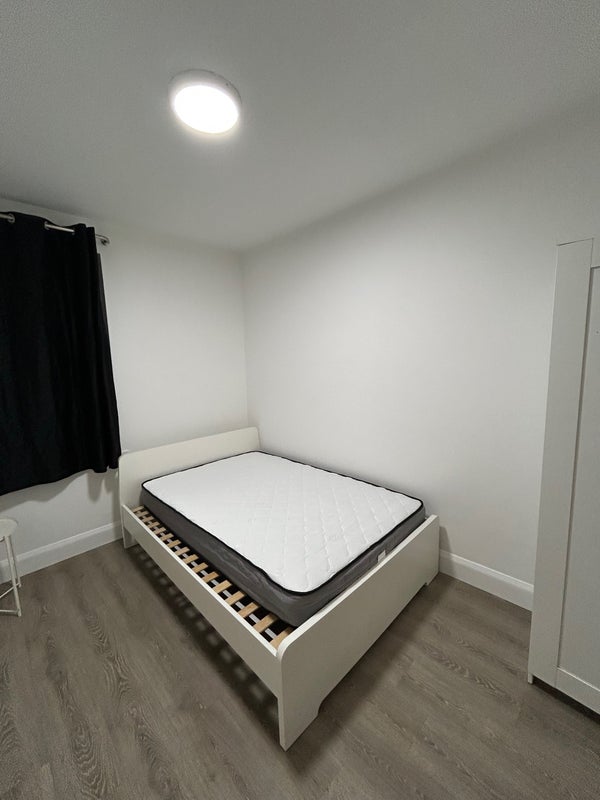 Room Richmond Road in Cardiff
