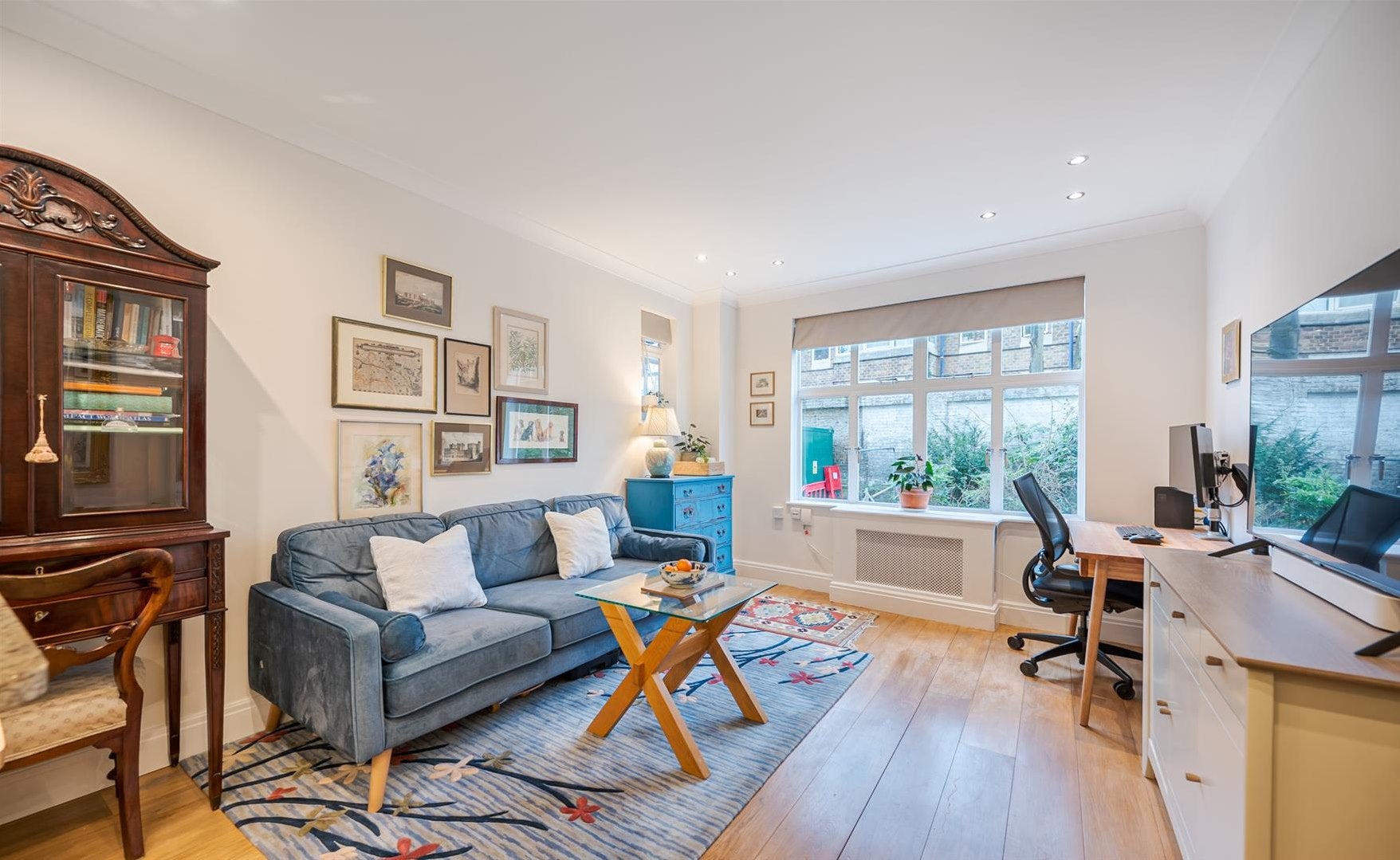 Flat Royal Hospital Road in Greater London