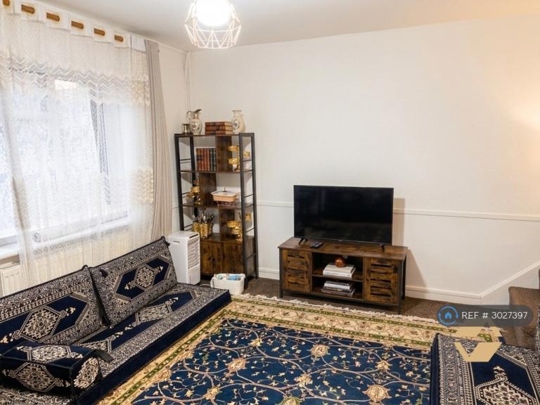 Flat Pembury Court in Greater London