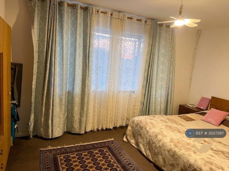 Flat Pembury Court in Greater London