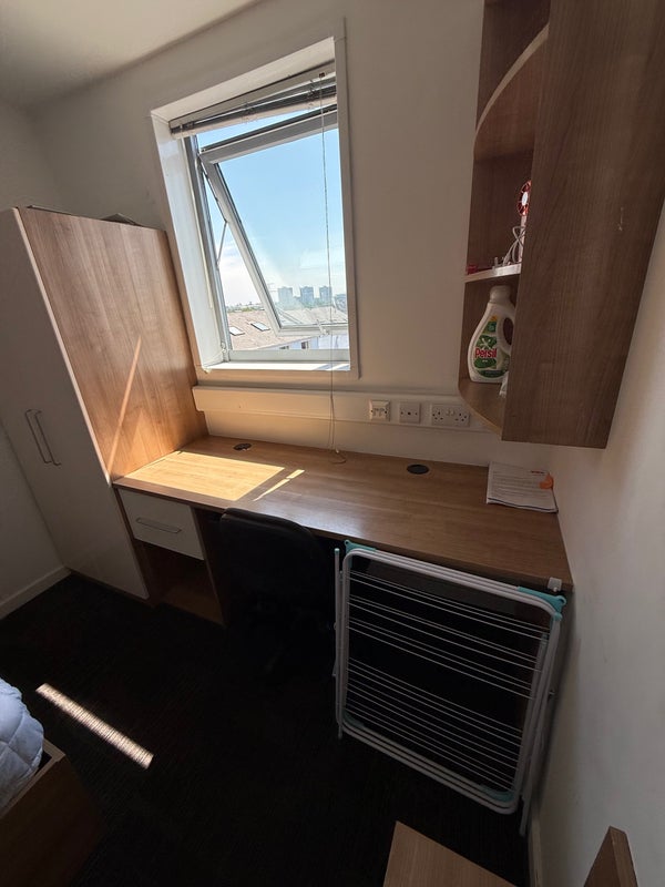 Room Manor Gardens in Greater London