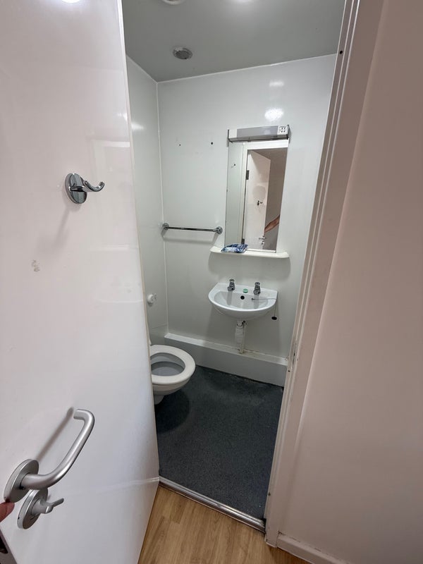 Room Manor Gardens in Greater London