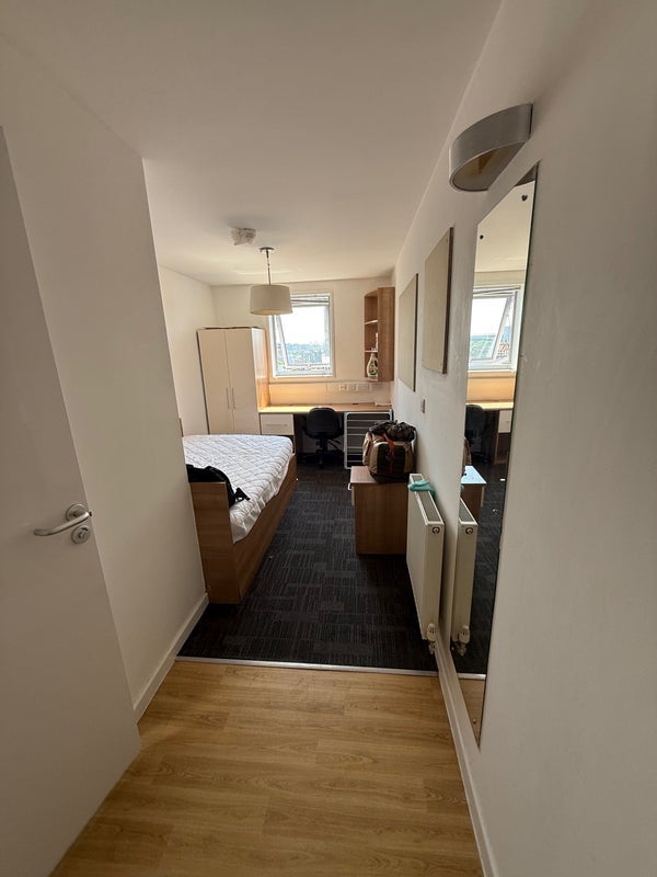 Room Manor Gardens in Greater London