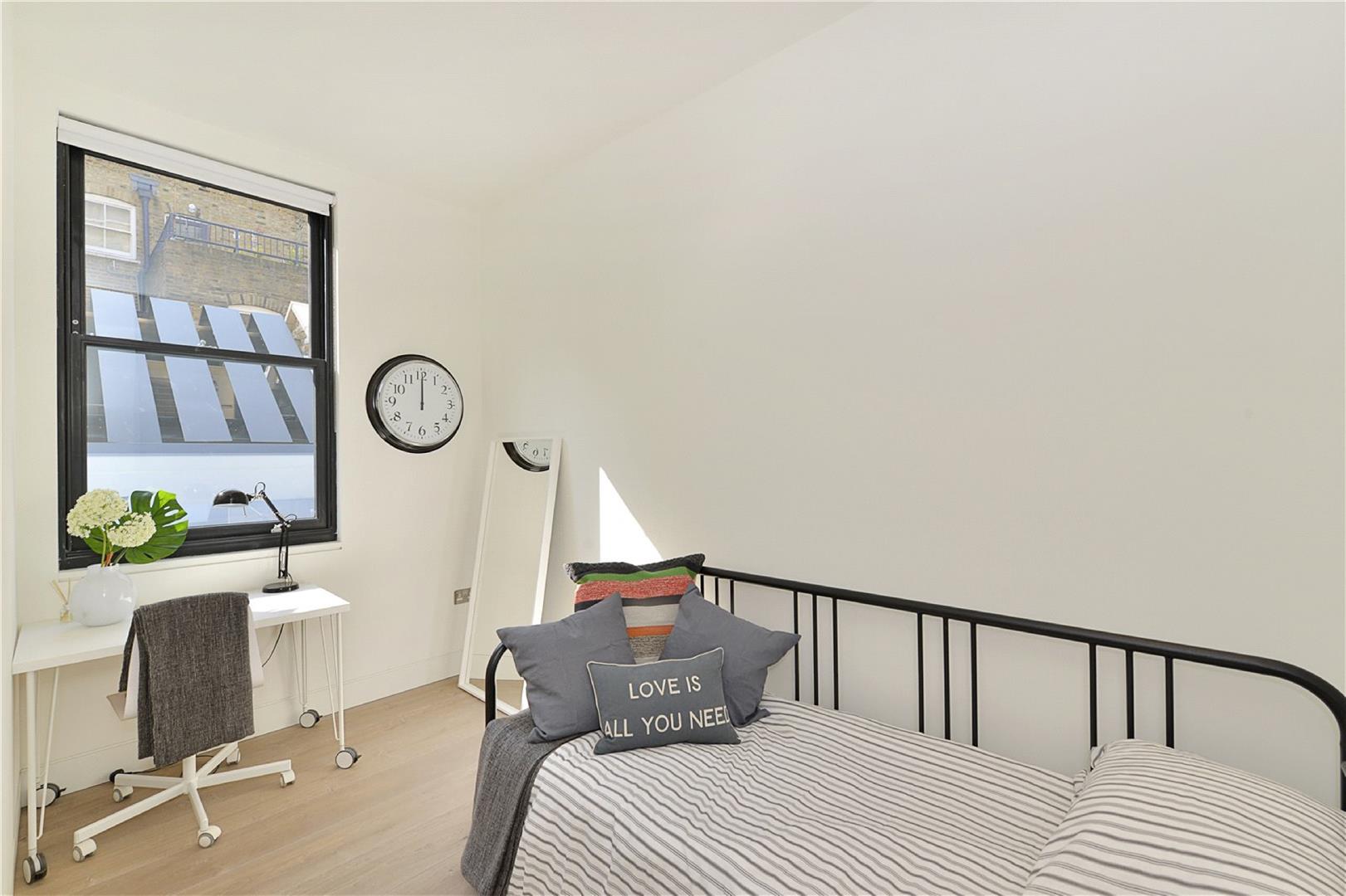 Flat Great Titchfield Street in London