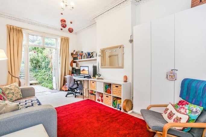 Flat Whitehall Park in Greater London