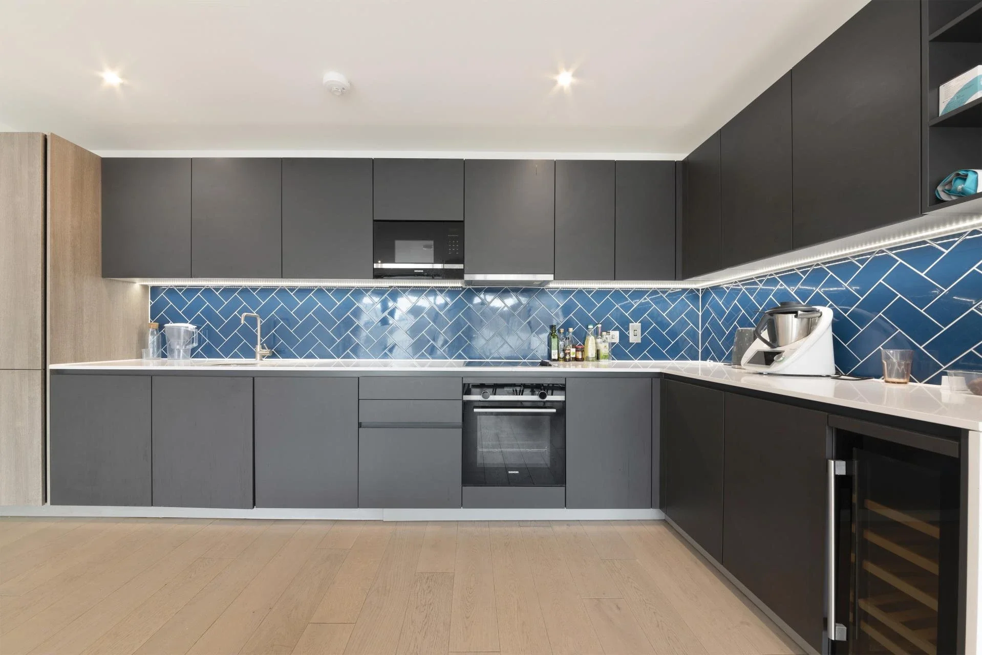 Flat Hackney Road in Greater London